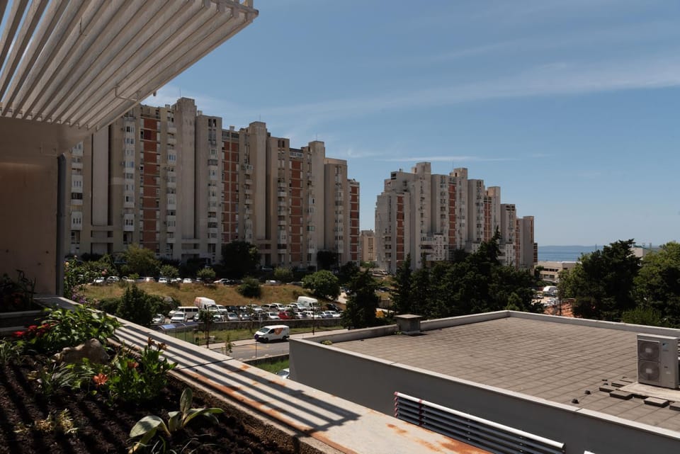 Neighbourhood, Street view