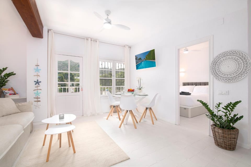 TV and multimedia, Seating area, Dining area