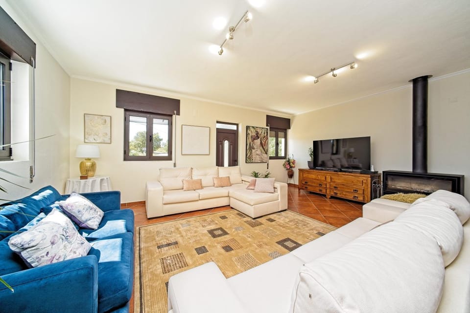 Communal lounge/ TV room, TV and multimedia, Living room, Seating area, Evening entertainment