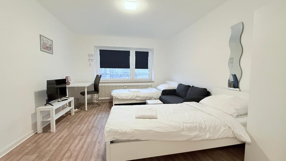 Bed, TV and multimedia, Living room, Photo of the whole room, Seating area, Evening entertainment, Bedroom