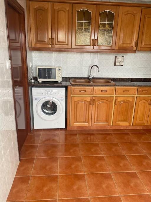 Kitchen or kitchenette, minibar, washing machine
