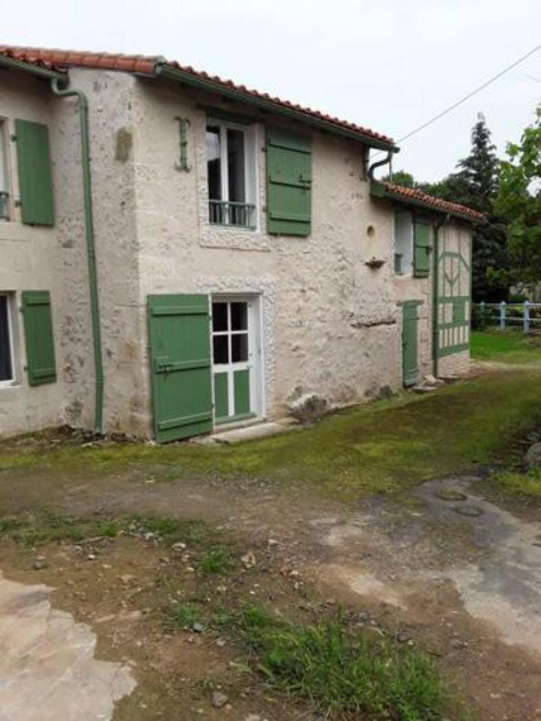 Maison sur les bords de Vienne. House in Pays de la Loire