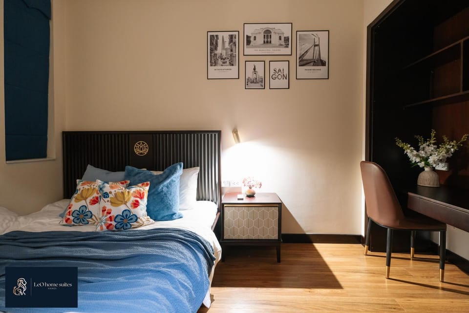 Bed, Photo of the whole room, Seating area, Bedroom