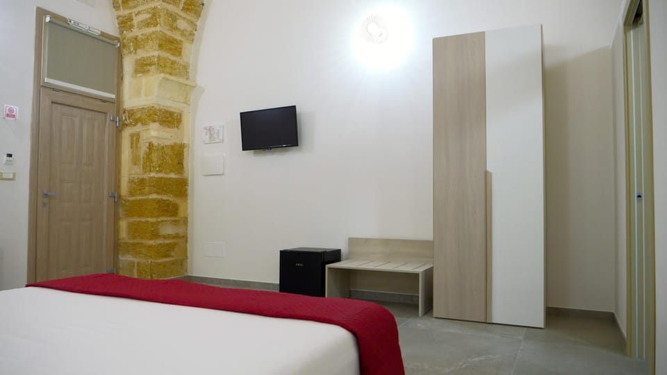 Bed, TV and multimedia, Photo of the whole room, Bedroom, wardrobe