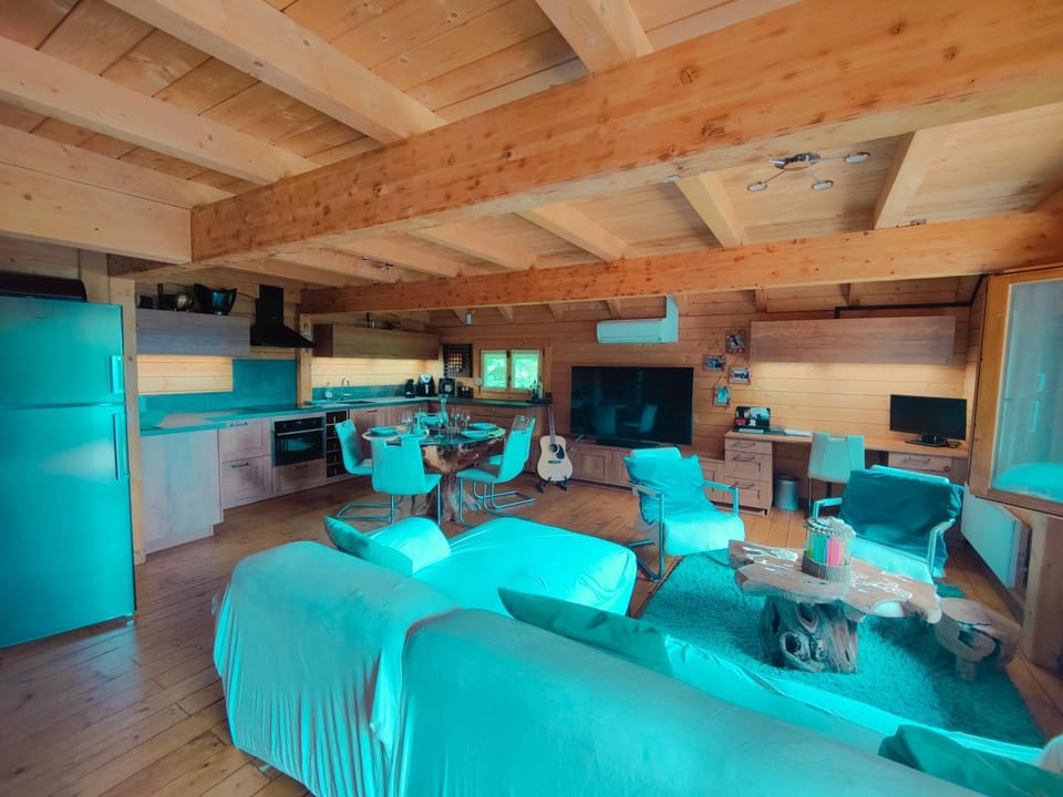 TV and multimedia, Kitchen or kitchenette, Living room, Seating area