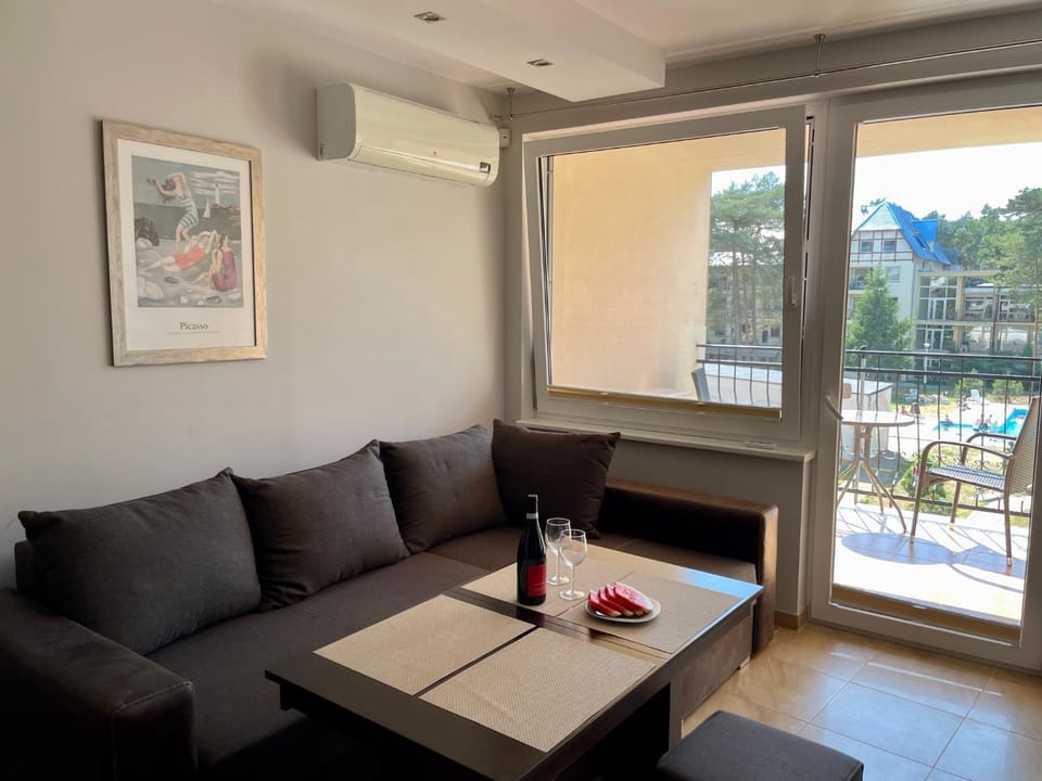Living room, Seating area, air conditioner