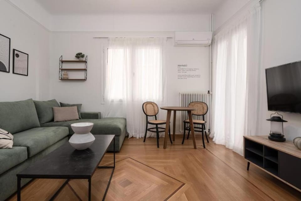 Vibrant Urban Getaway: Modern 1-Bedroom near Bars, Parks, and Metro Apartment in Athens