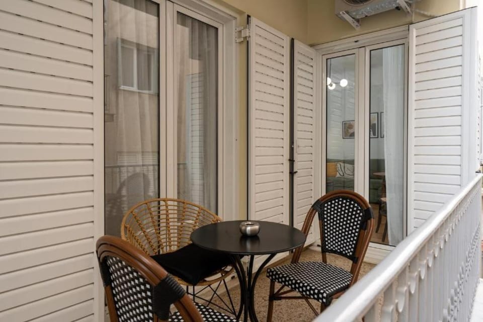 Vibrant Urban Getaway: Modern 1-Bedroom near Bars, Parks, and Metro Apartment in Athens