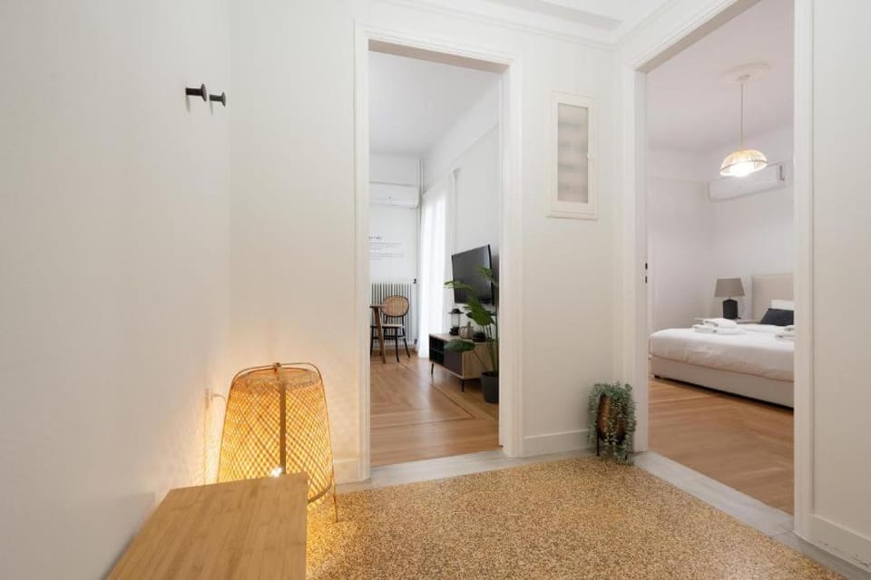 Vibrant Urban Getaway: Modern 1-Bedroom near Bars, Parks, and Metro Apartment in Athens