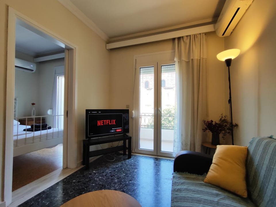 TV and multimedia, Living room, Photo of the whole room, Seating area, Evening entertainment