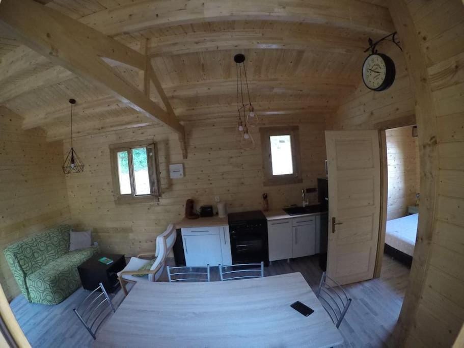 Un chalet en bois dans un écrin de verdure Chalet in Provence-Alpes-Côte d'Azur