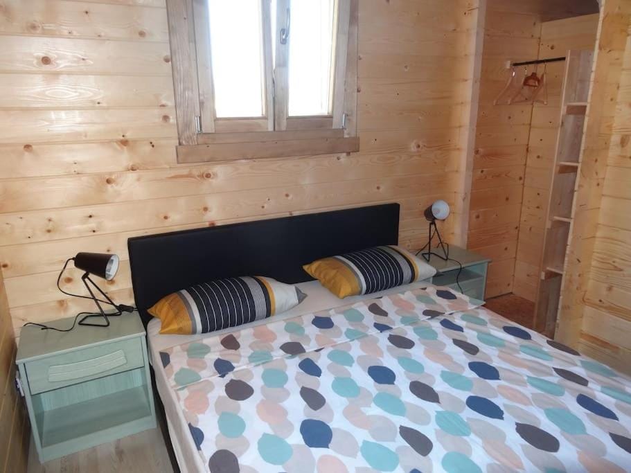 Un chalet en bois dans un écrin de verdure Chalet in Provence-Alpes-Côte d'Azur