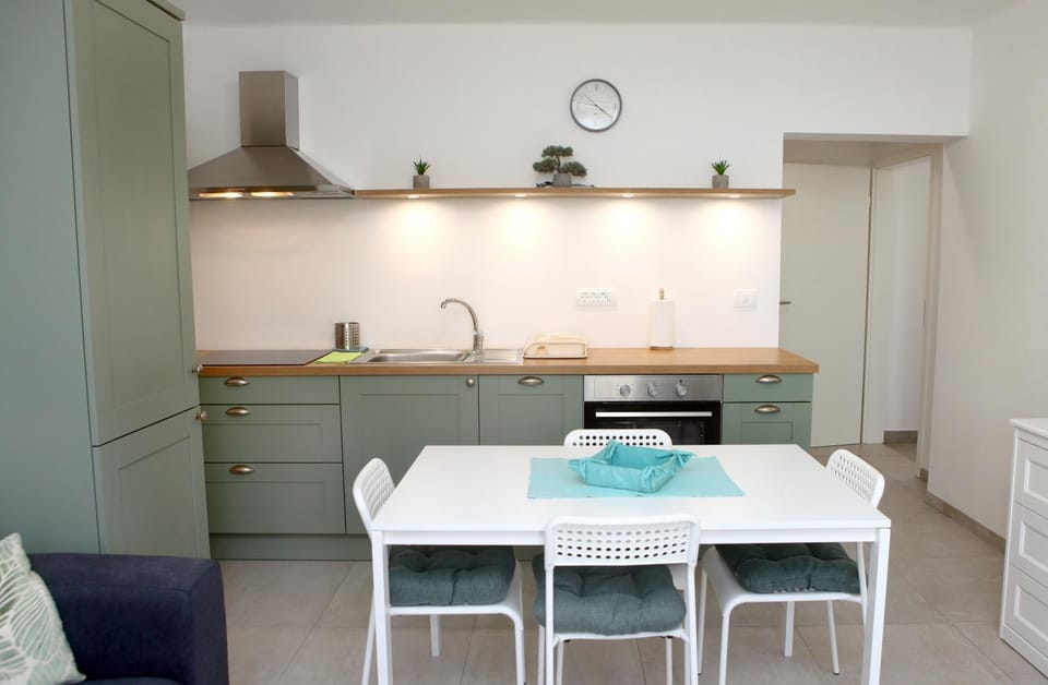Kitchen or kitchenette, Dining area, pet friendly, stove