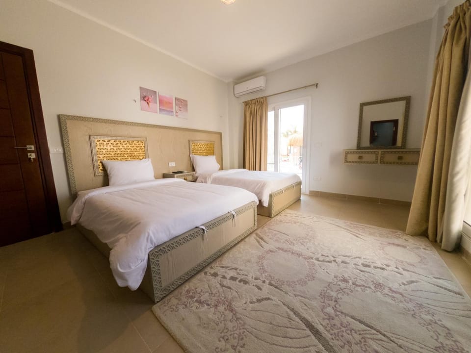 Bed, Photo of the whole room, Bedroom, air conditioner
