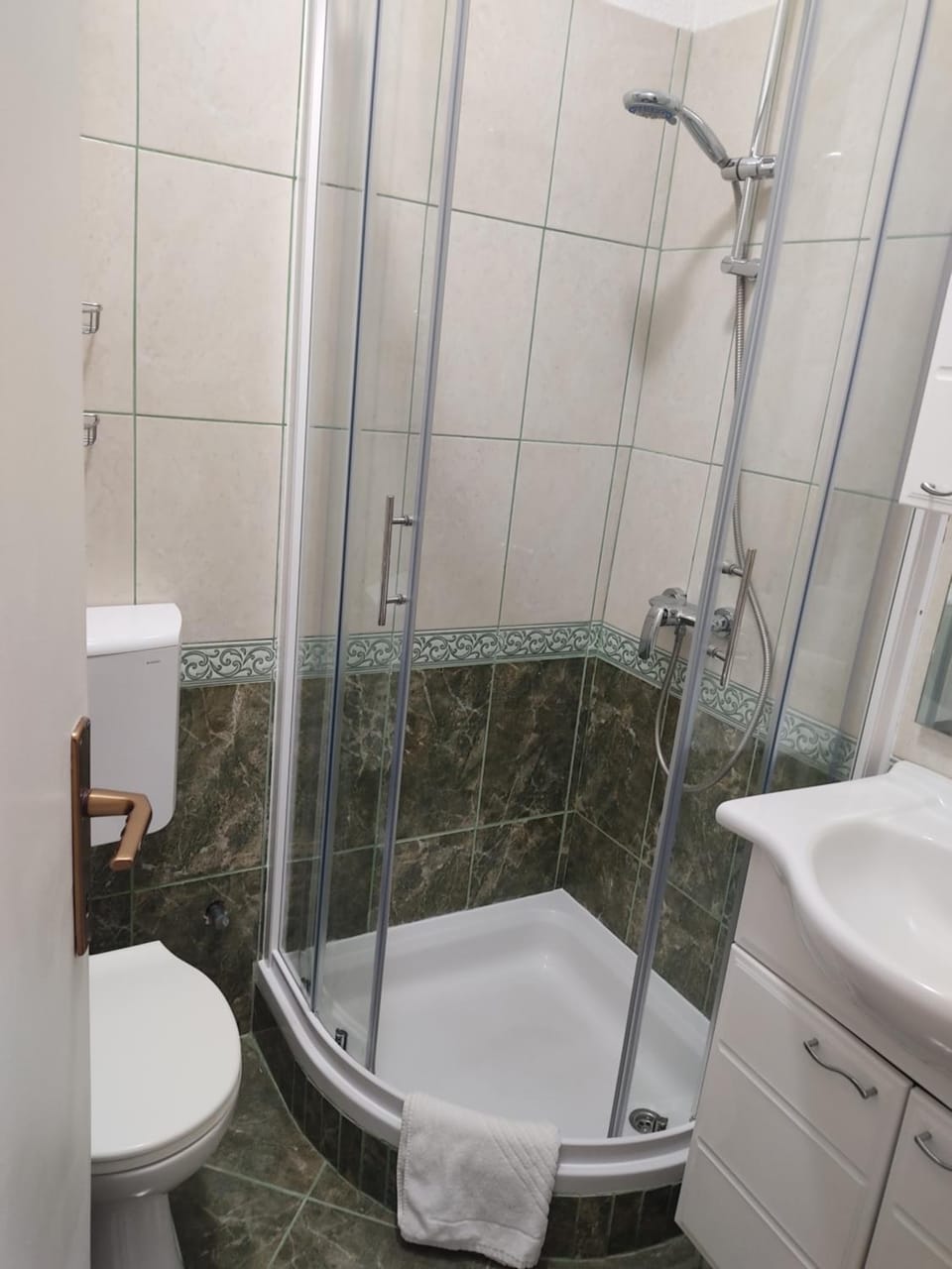Shower, Toilet, towels