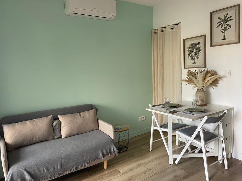 Seating area, Dining area, air conditioner