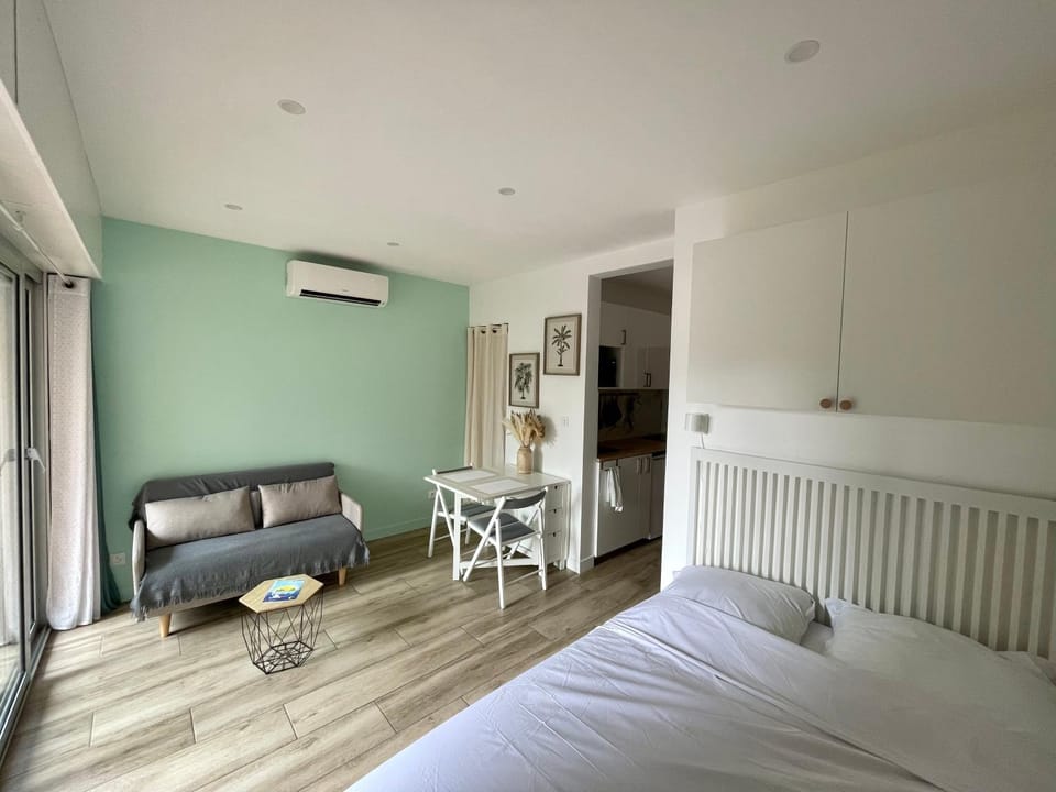 Bed, Photo of the whole room, Seating area, Dining area, air conditioner