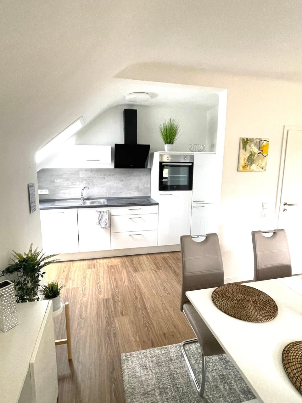 Kitchen or kitchenette, Dining area
