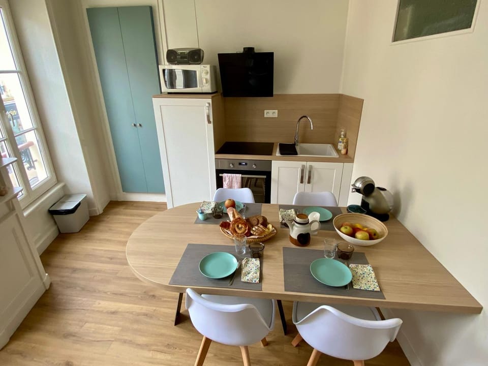 Kitchen or kitchenette, Dining area