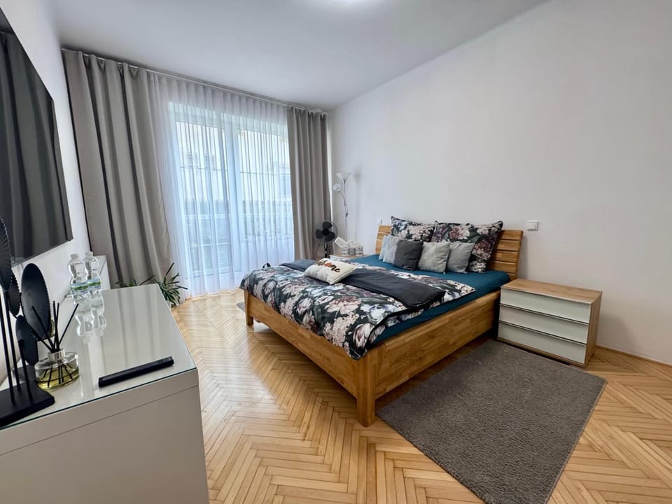Bed, TV and multimedia, Photo of the whole room, Bedroom, towels