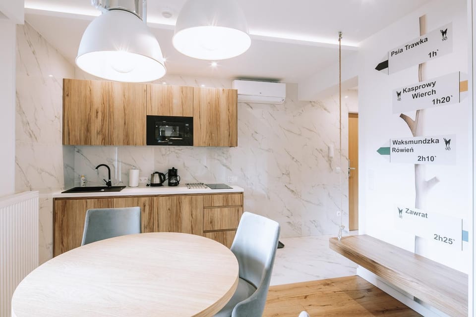 Kitchen or kitchenette, Dining area, stove