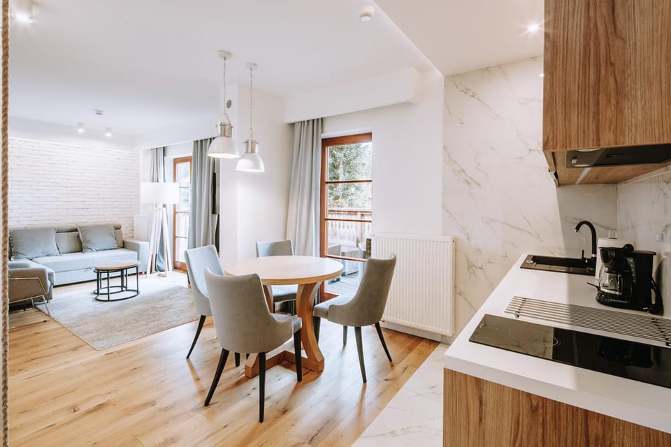 Kitchen or kitchenette, Dining area