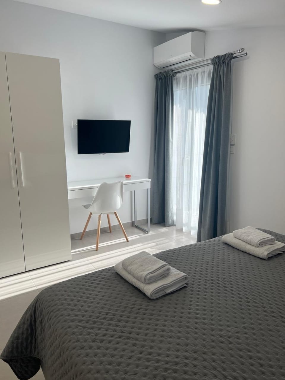 Bed, TV and multimedia, wardrobe, air conditioner