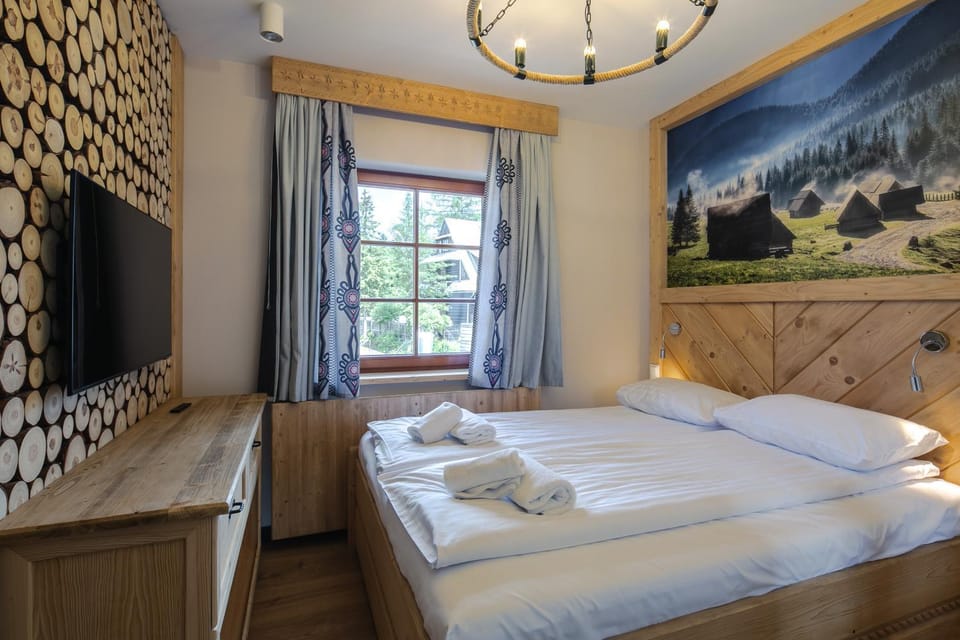 Bed, TV and multimedia, Photo of the whole room, Bedroom, towels