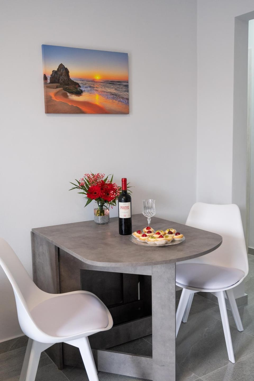 Seating area, Dining area, Alcoholic drinks