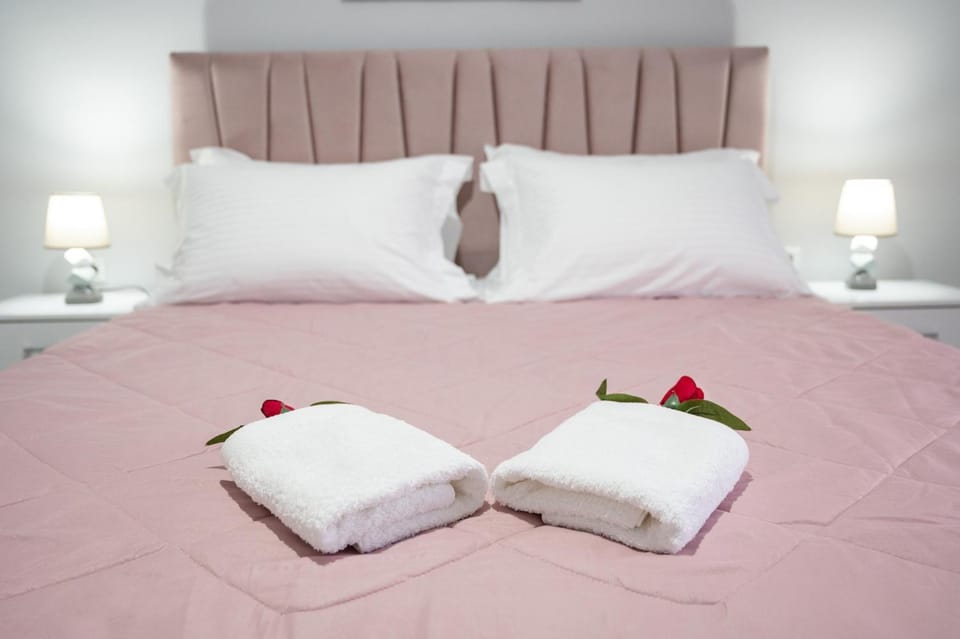 Bed, Bedroom, towels