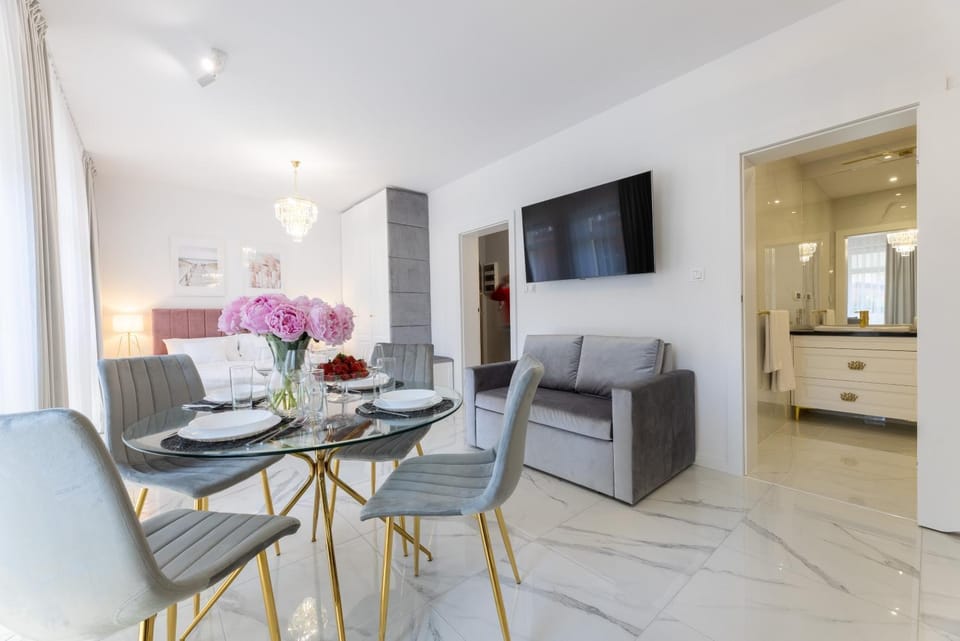 Apartament White House Ustka Różowy 2A Apartment in Pomeranian Voivodeship