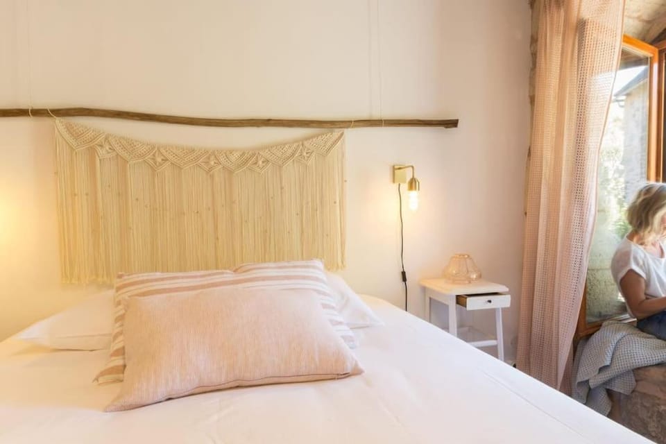 Maison Bons Jours. Grange traditionelle avec piscine House in Nouvelle-Aquitaine