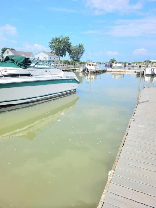 Sunnie Days condo in Oak Harbor on Lake Erie! Apartment in Lake Erie