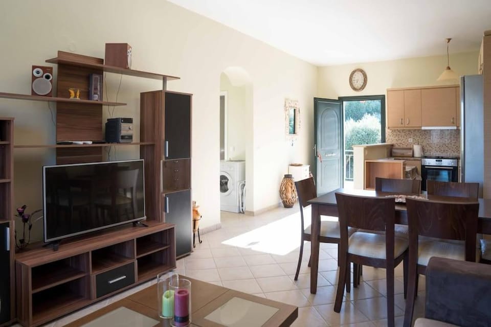 TV and multimedia, Seating area, Dining area