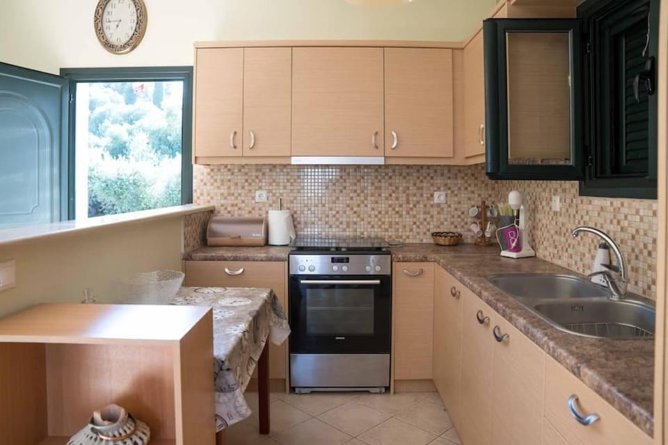 Kitchen or kitchenette, pet friendly, stove