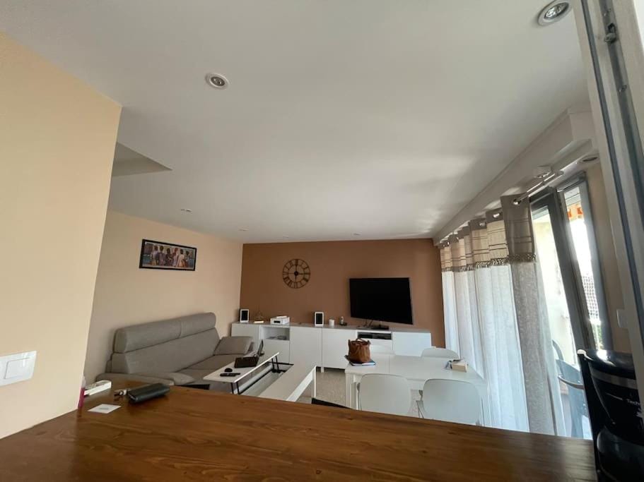 appartement cosy à 100m de la plage, CLIM, WIFI, piscine Apartment in Le Lavandou