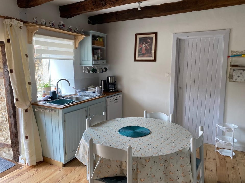 Coffee/tea facilities, dishwasher, kitchen