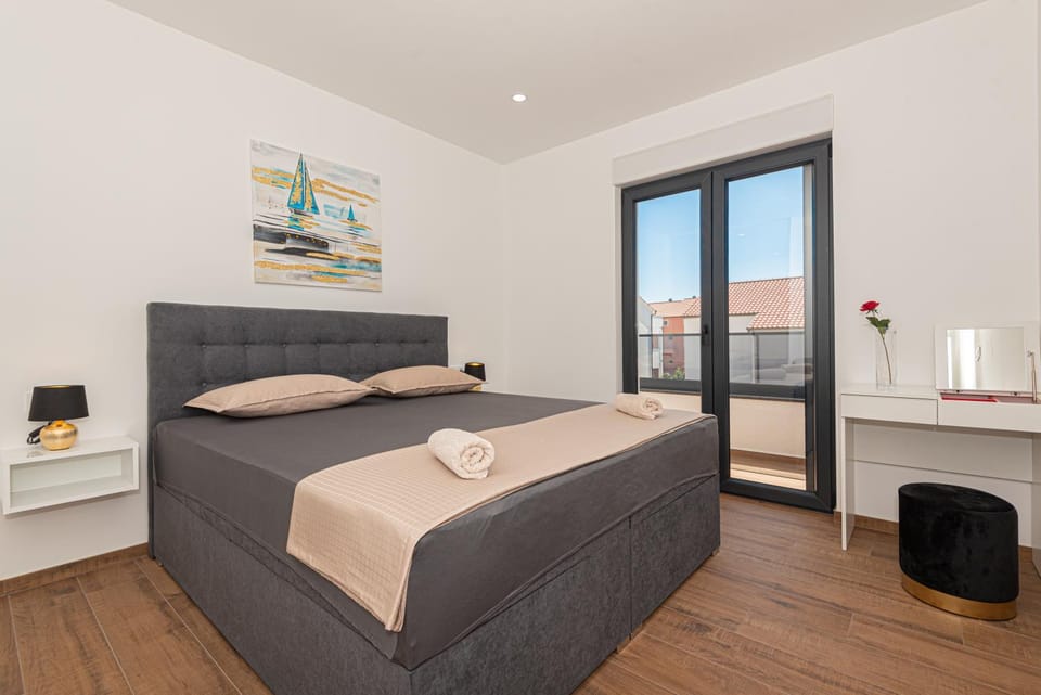 Bed, Photo of the whole room, Bedroom, towels