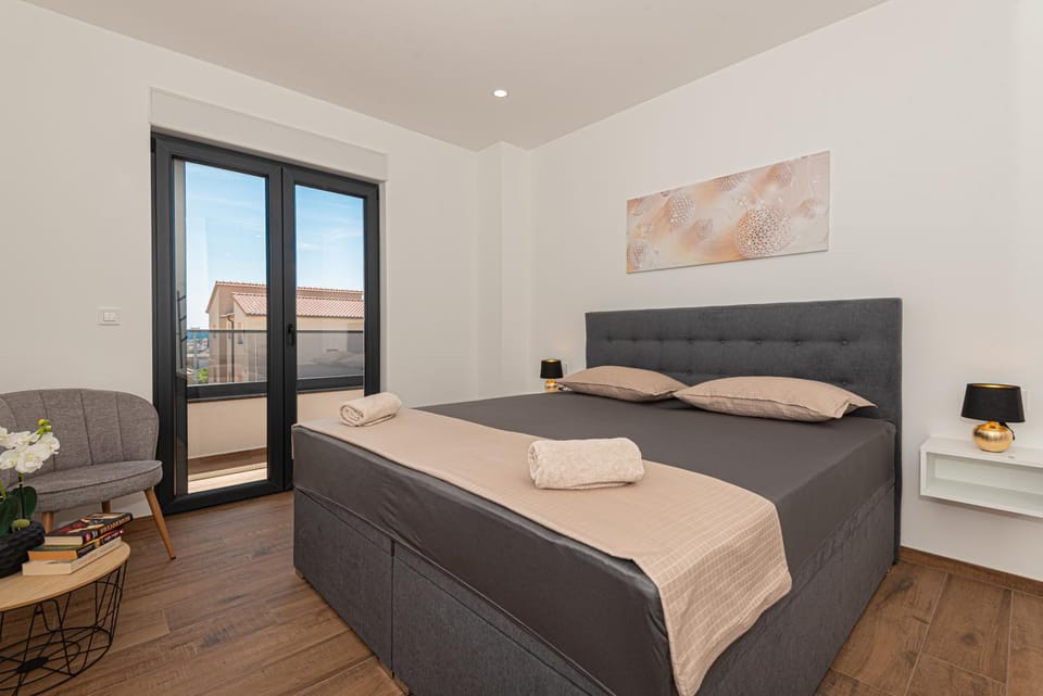 Bed, Seating area, Bedroom, towels