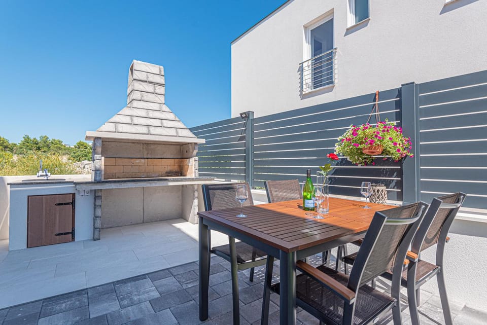 Patio, BBQ facilities
