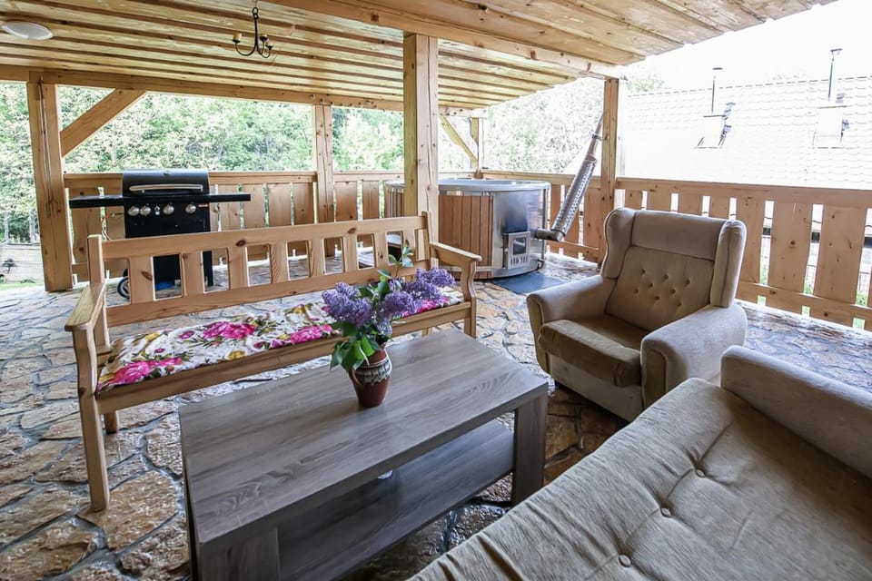 Drevenica Rybárie s kúpacou kaďou House in Slovakia