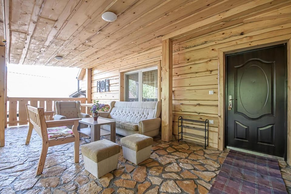 Drevenica Rybárie s kúpacou kaďou House in Slovakia