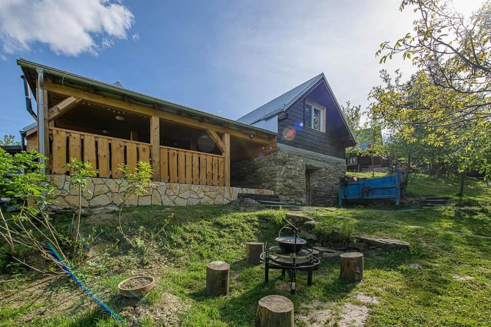 Drevenica Rybárie s kúpacou kaďou House in Slovakia