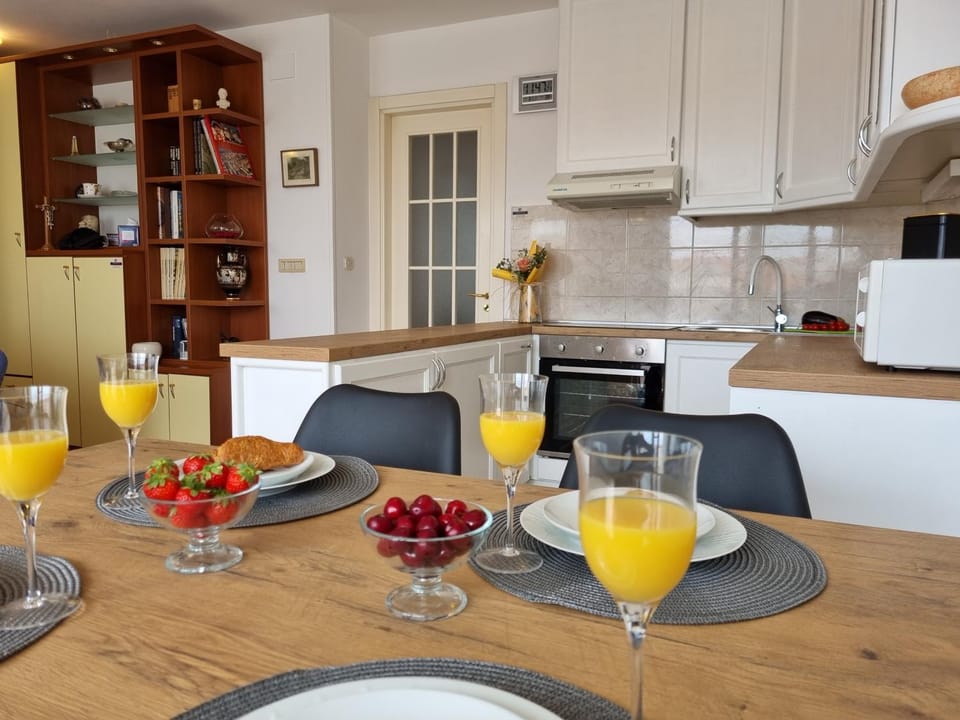 Living room, Dining area, kitchen
