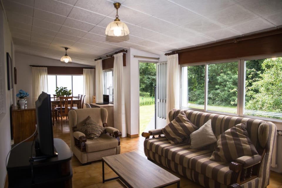 LA CASA DEL RÍO - A 13 kilómetros de Santiago House in Galicia