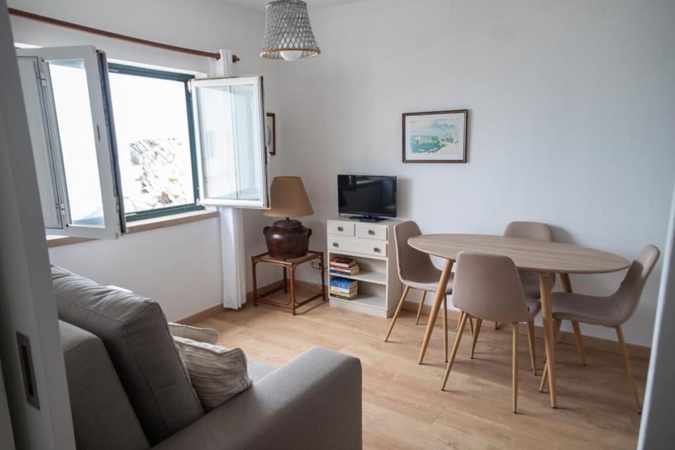 Communal lounge/ TV room, TV and multimedia, Living room, Dining area