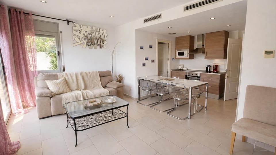 Kitchen or kitchenette, Living room, Photo of the whole room, Seating area, Dining area, oven, pet friendly, stove