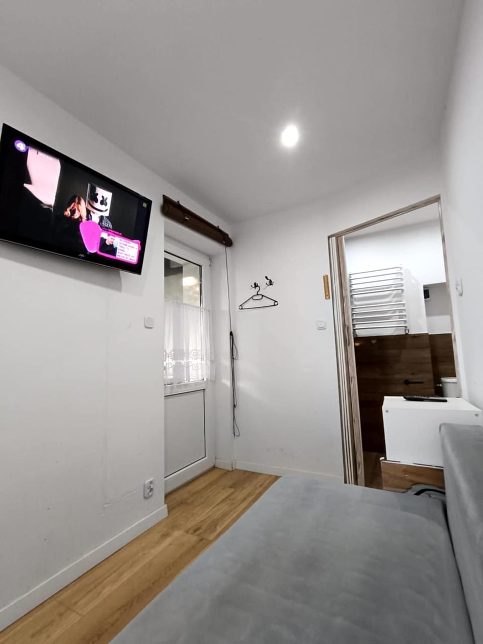 Bed, TV and multimedia, Photo of the whole room