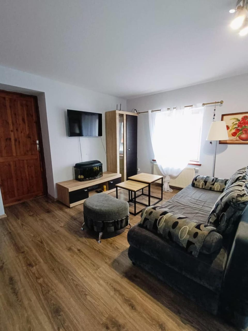 TV and multimedia, Living room, Seating area, Evening entertainment