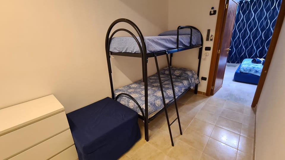 Bedroom, bunk bed